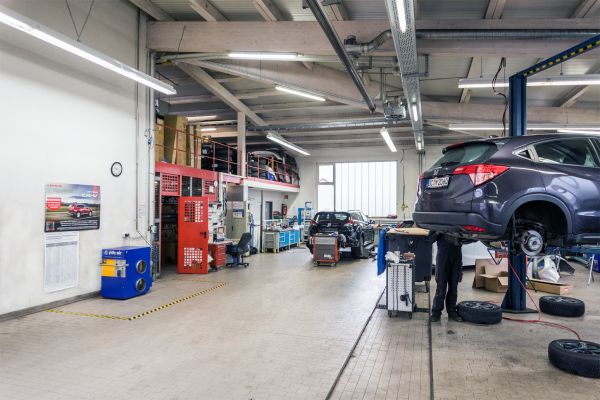 Kfz-Werkstatt mit Hebebühne und Puls-air