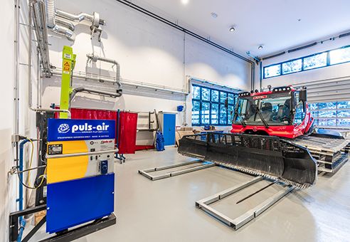 Halle mit Pistenraupe, beheizt mit Puls-air