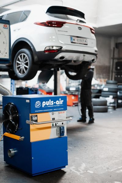 Puls-air unter der Hebebühne einer Kfz-Werkstatt
