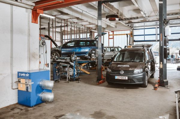 Puls-air Heizgerät zwischen Werkstatt-Fahrzeugen