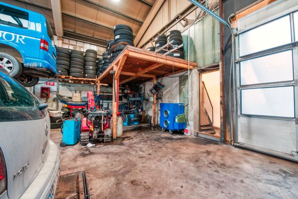 Werkstatt mit Reifenlager und Puls-air